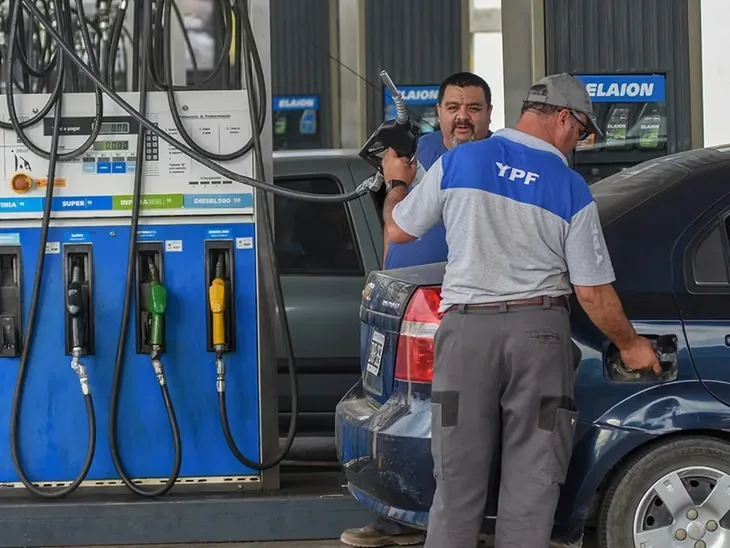 La nafta argentina ya es más cara que en EE.UU. y Brasil