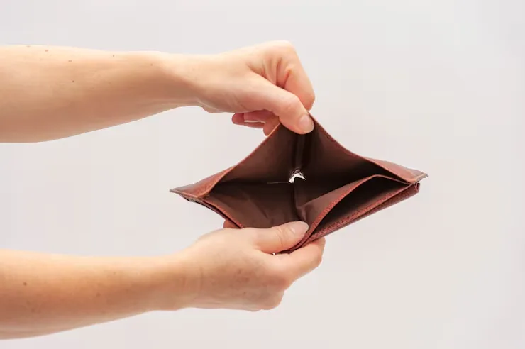 La economía bajo presión: los salarios duran cada vez menos, cae el margen de ahorro y crece el endeudamiento