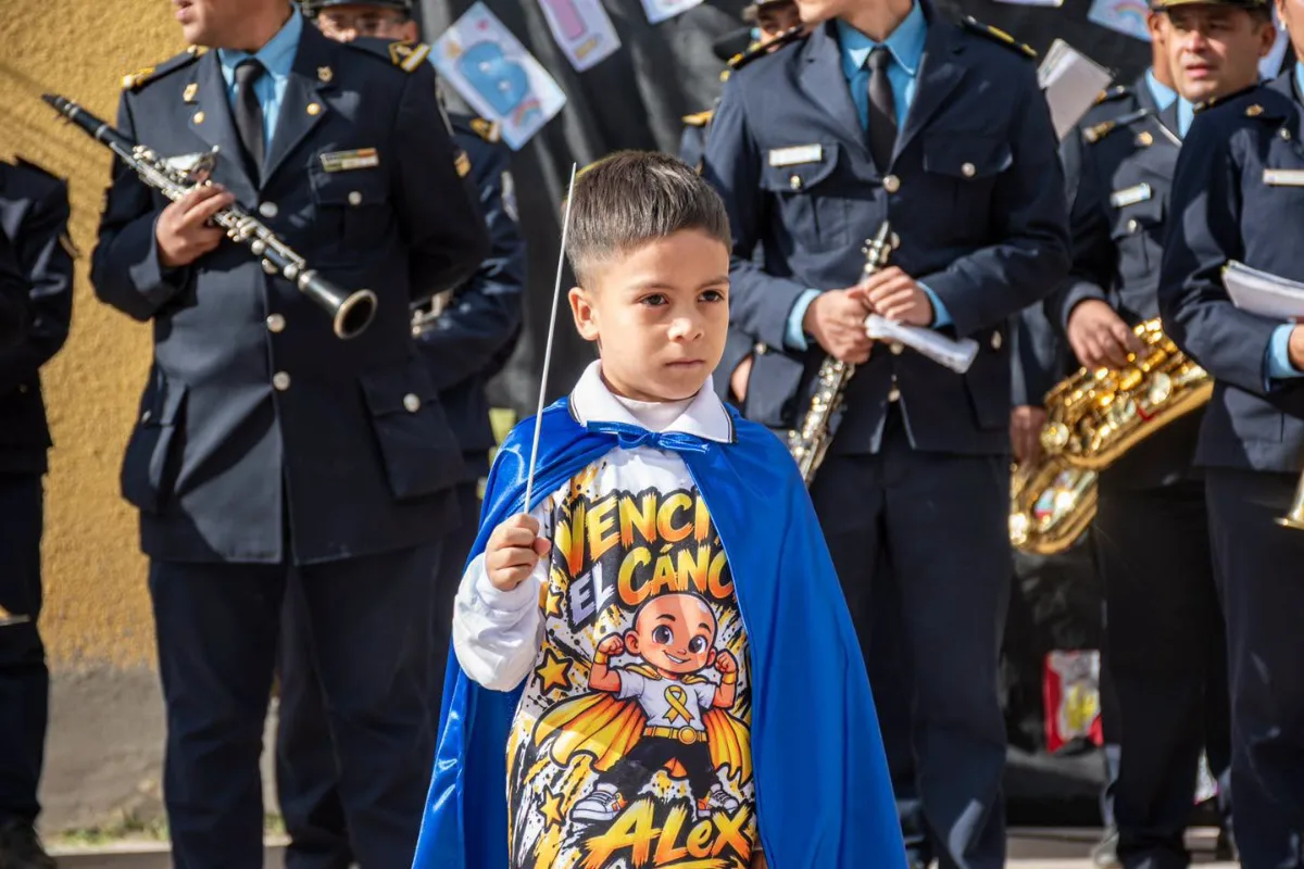 Alex le ganó al Cáncer y fue recibido en el jardín por sus héroes, la Policía: "Celebramos la vida"