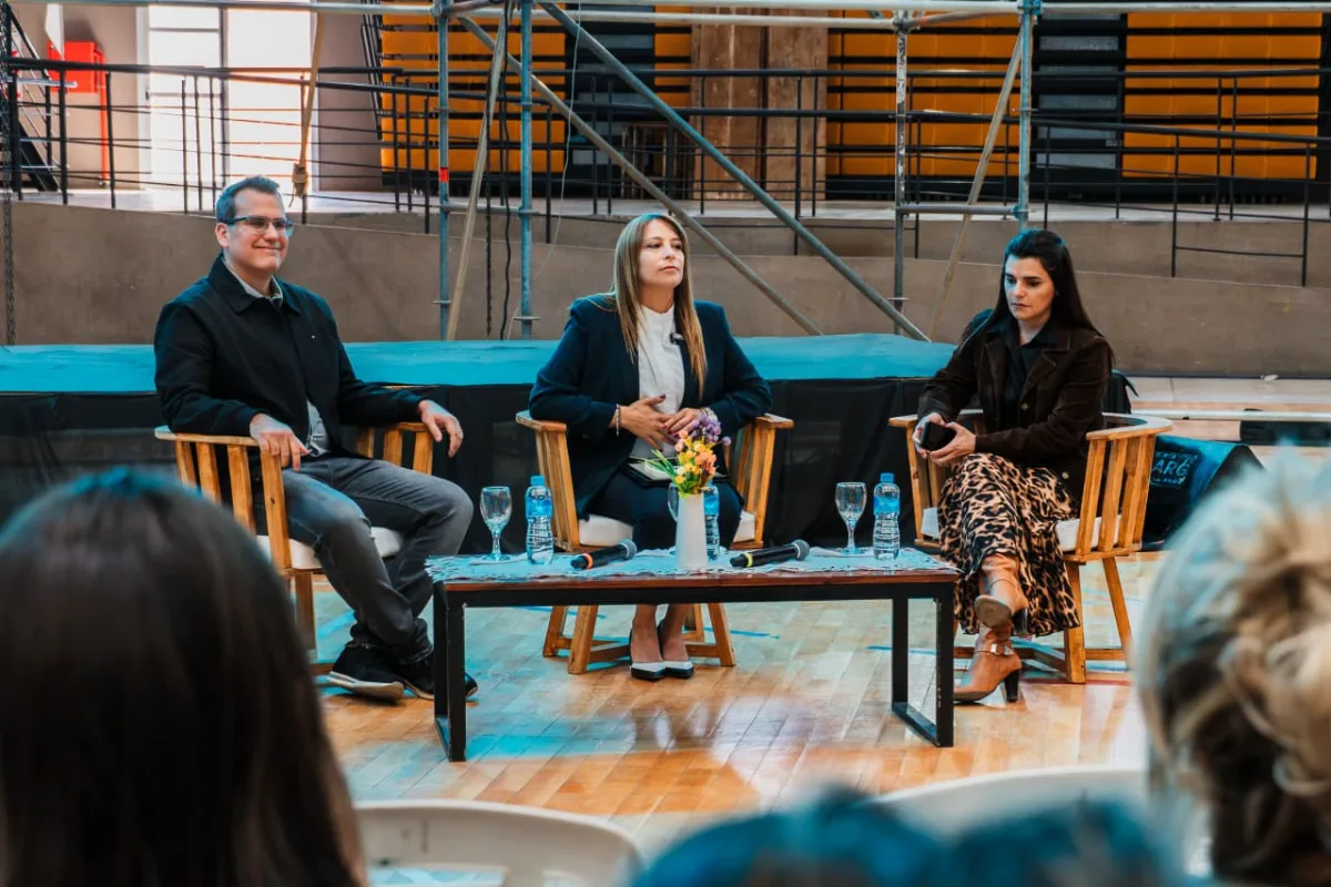 Rawson cerró la primera jornada de la Feria del Libro y prepara un sábado cargado de cultura y grandes shows