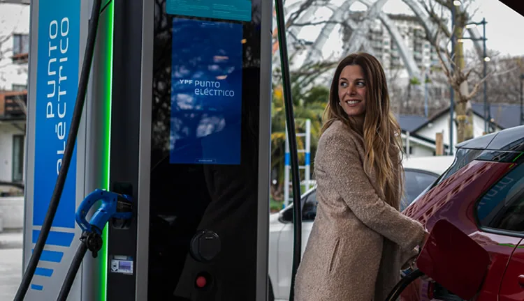 YPF detalló el plan con Tesla para desplegar una megared de cargadores eléctricos