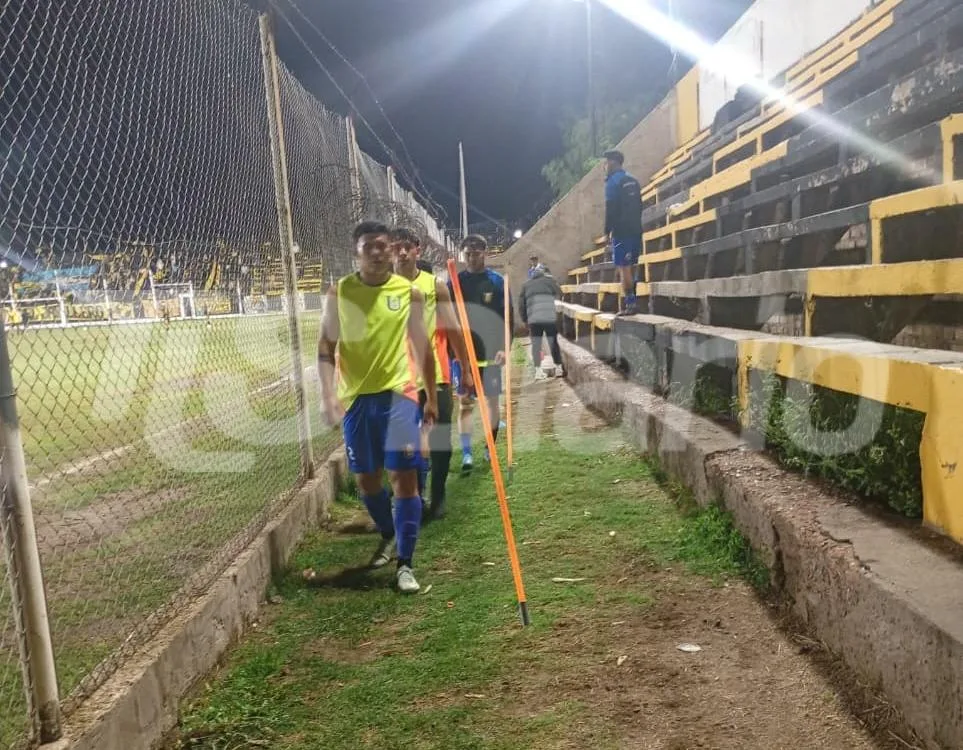 Unión no pudo calentar en la cancha, lo hicieron en la tribuna y aseguran que echaron ácido en el vestuario
