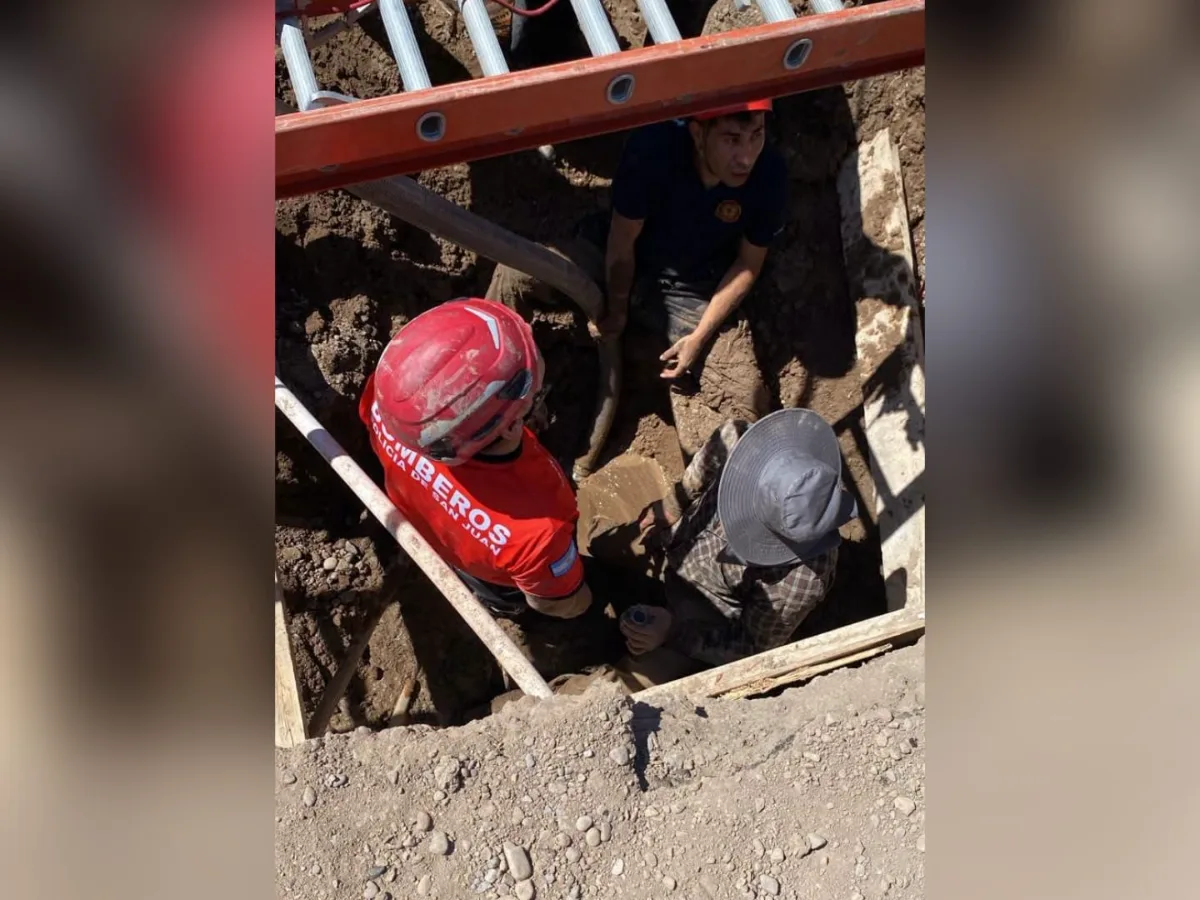 Un trabajador sanjuanino quedó atrapado en un pozo y debió ser rescatado por Bomberos
