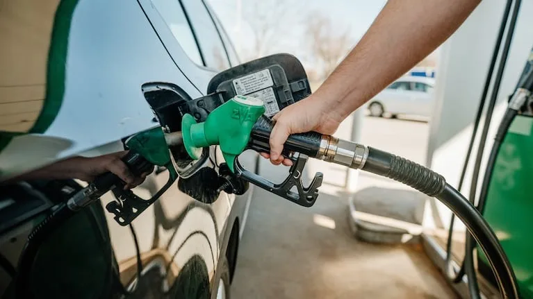 Le cargaron nafta por error a un auto gasolero, destruyeron el motor y deberán pagar más de $7 millones