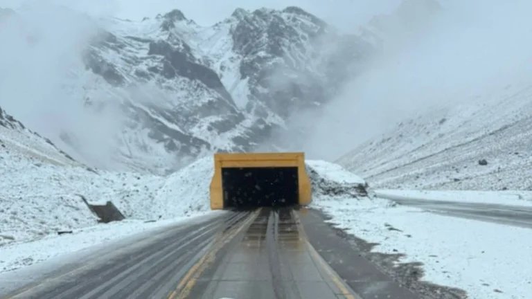 Cerraron el Paso Cristo Redentor por las nevadas: quiénes podrán cruzar este domingo
