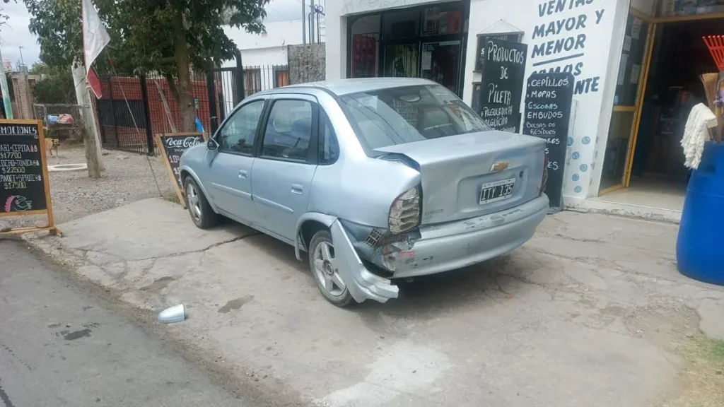 Choque en cadena en Chimbas: un conductor perdió el control y destrozó dos autos estacionados