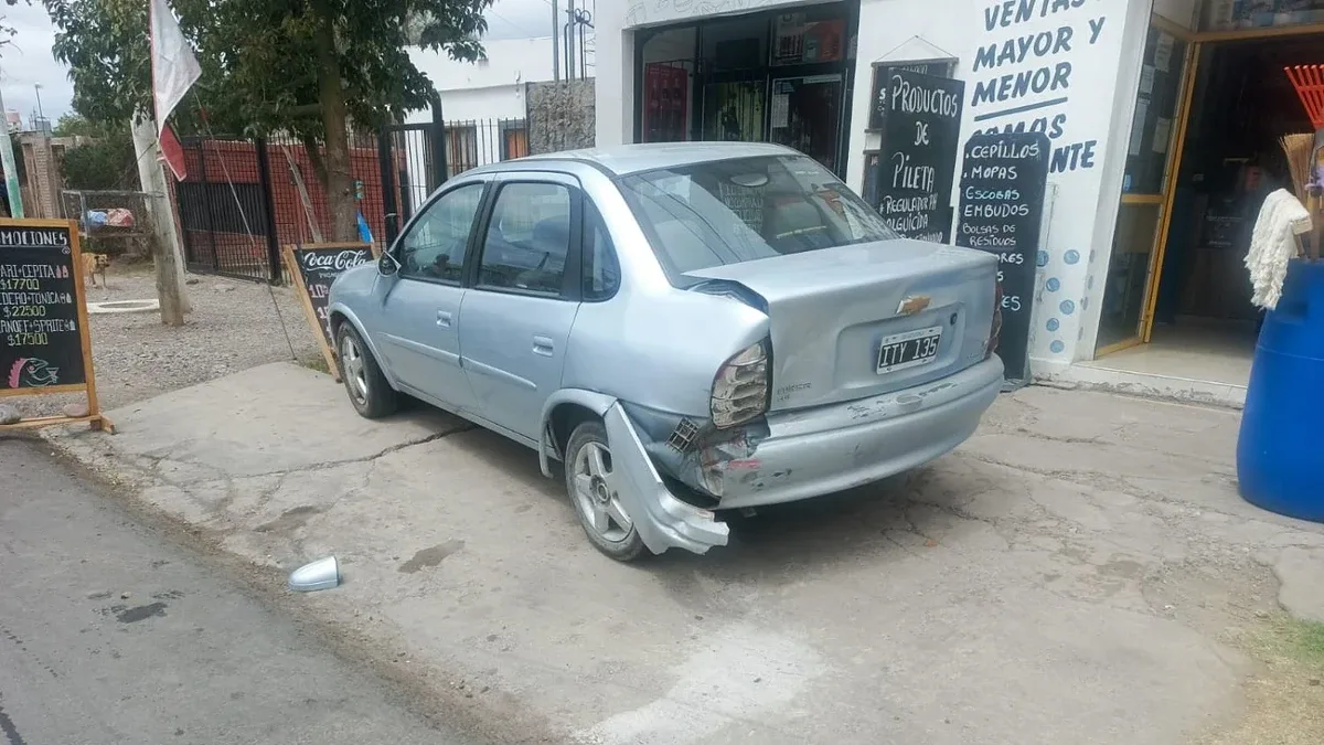 Choque en cadena en Chimbas: un conductor perdió el control y destrozó dos autos estacionados