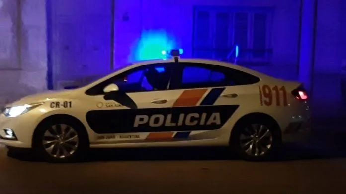 Pidió un Uber en un barrio, lo hizo ir hasta una villa y allí golpeó y encañonó al chofer