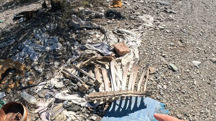 Arrojan escombros, basura y restos de animales faenados cerca del Dique Los Cauquenes, los vecinos están cansados de reclamar