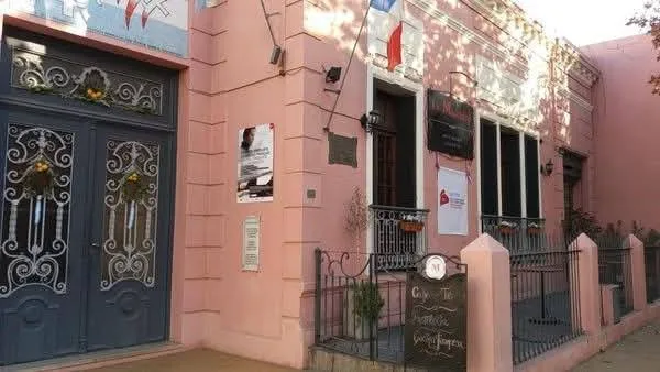 Una tarde primaveral con flores, vinos y solidaridad en la Alianza Francesa San Juan