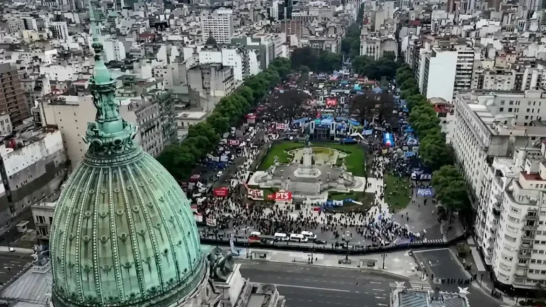 Violentos incidentes entre la policía y manifestantes en la marcha universitaria