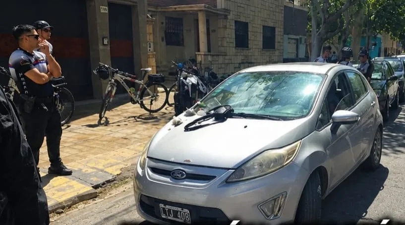 Dos jóvenes escaparon por pleno Centro e iban con todo tipo de drogas