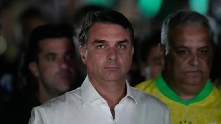 Flávio Bolsonaro le pidió asilo político a Donald Trump y ya está en vuelo a Estados Unidos