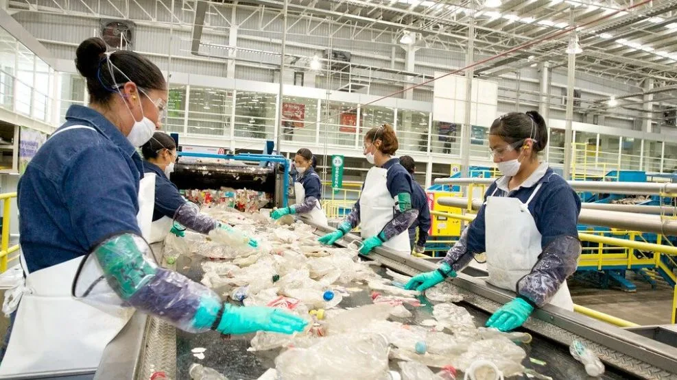 Los argentinos trabajan más horas, pero la productividad cayó 6% en una década