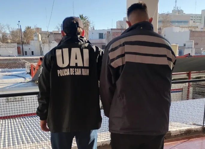 Cae el terror de Capital y Santa Lucía: atraparon al "motochorro" de las pistolas que cazaba a golpes a sus víctimas