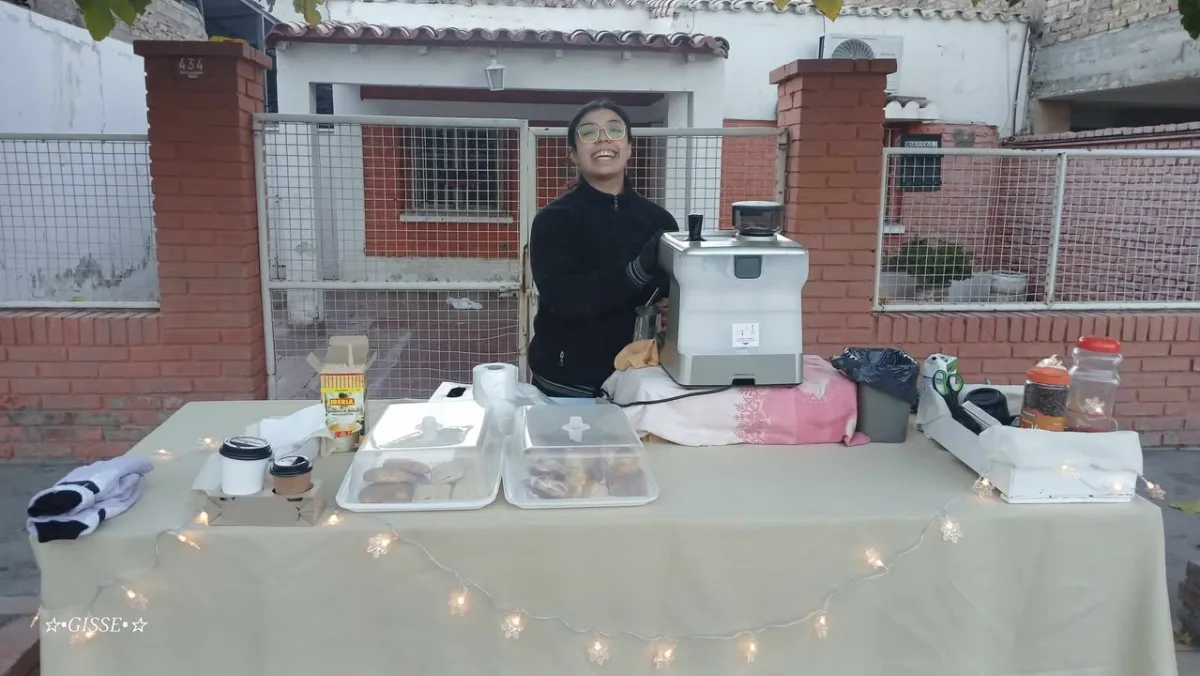 Nair, la chica del carrito azul que vende café para pagar sus estudios
