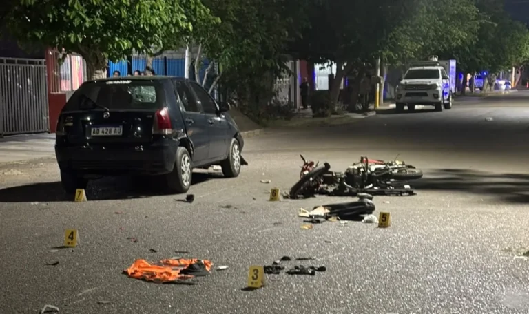 Un motociclista quedó inconsciente tras chocar con un auto en Rawson