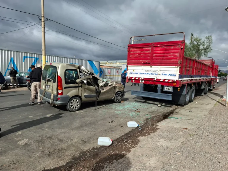 Fuerte choque en Chimbas: una camioneta impactó contra un camión y dos personas terminaron en el hospital