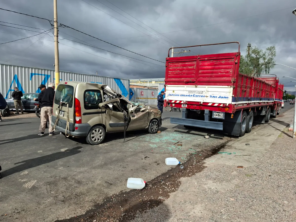 Fuerte choque en Chimbas: una camioneta impactó contra un camión y dos personas terminaron en el hospital