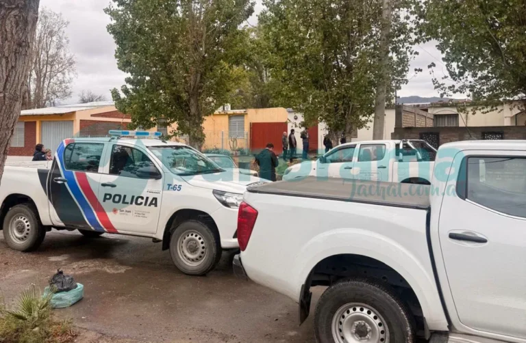 Tensión en Jáchal: desalojaron una casa del IPV y terminaron deteniendo al ocupante