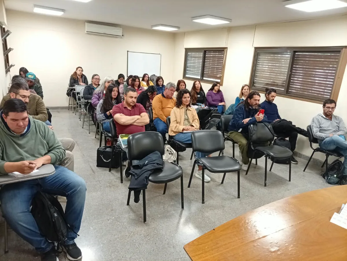 Alumnos iglesianos de la Diplomatura en Producción de Semillas visitaron las instalaciones del Centro Biotecnológico e INSEMI