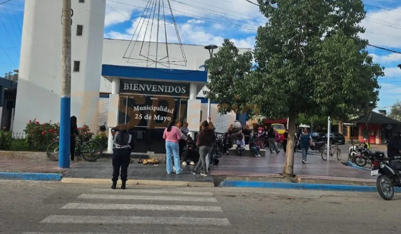 Piñas, tirones de pelo y una mujer en el piso: feroz pelea entre dos mujeres en la Municipalidad de 25 de Mayo