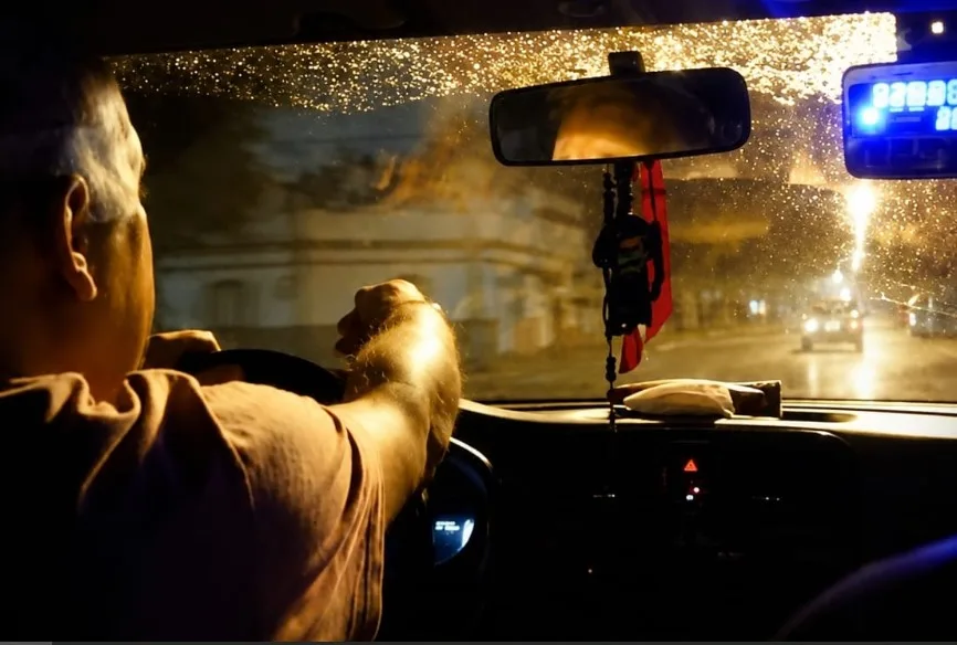 Dos mujeres simularon ser pasajeras y atacaron a golpes a un Uber sanjuanino